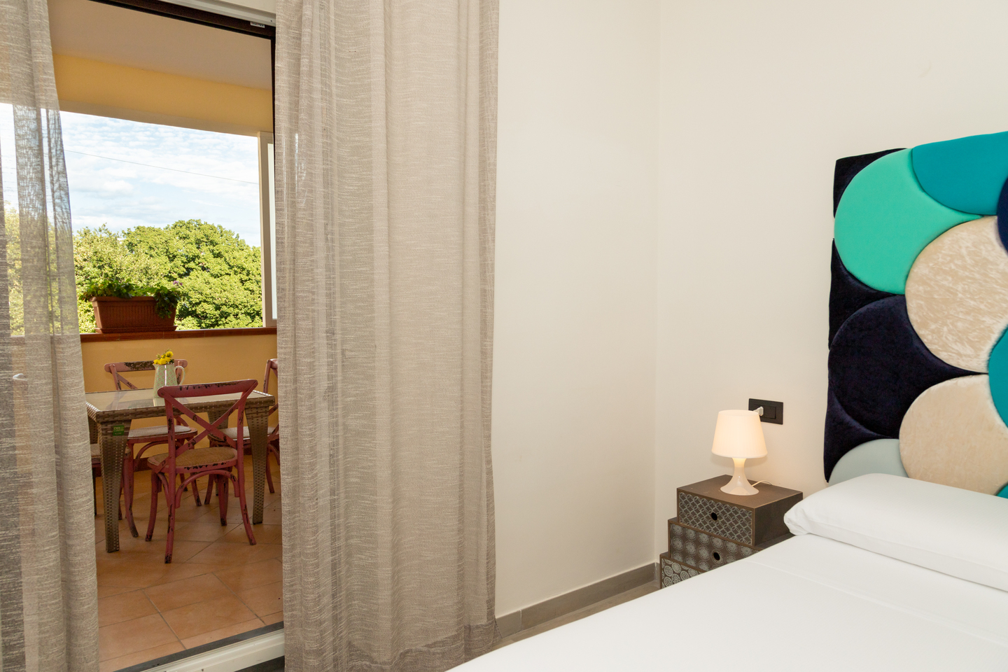 esterno balcone con tavolo e sedie